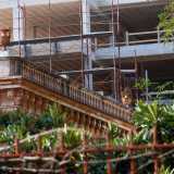 ...la cui bellezza � per� rovinata dal moderno palazzo in costruzione alle spalle